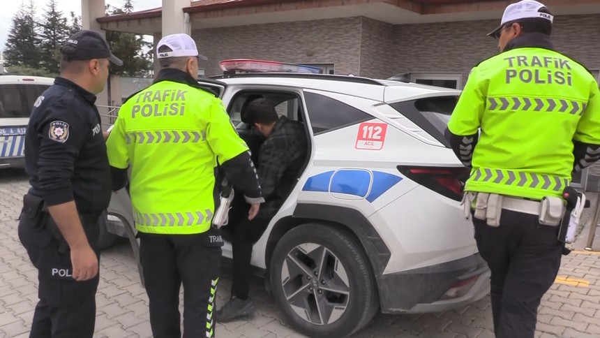 Minibüs sürerken film keyfi! Eskişehirli sorumsuz şoföre cezası kesildi