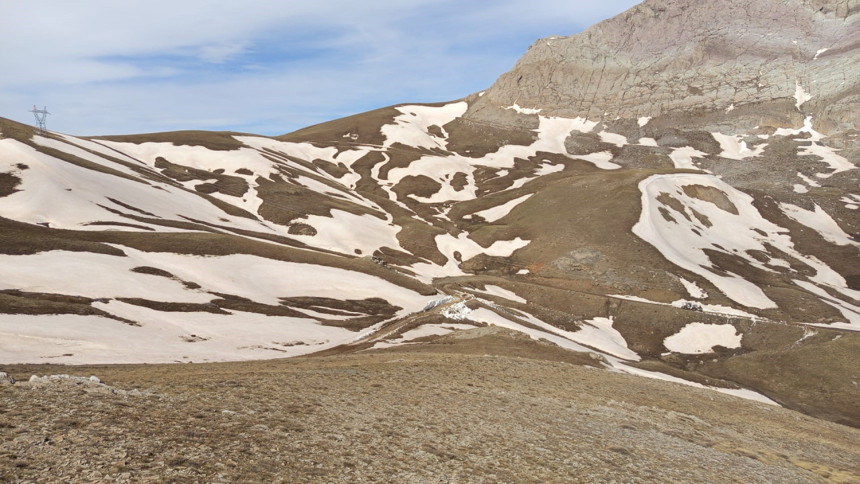 Hakkari’de su krizi! Berçelan Yaylası’nda 6 metrelik fışkırma ekipleri zorladı - Resim : 2