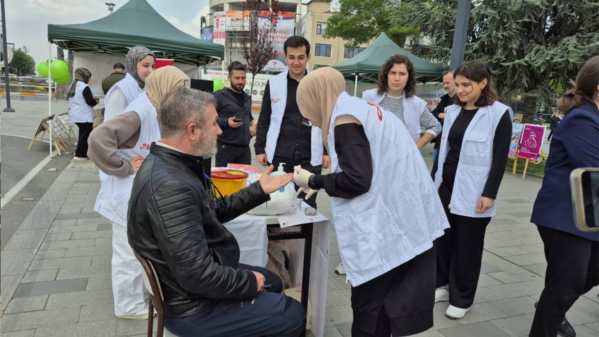 Düzce'de Sağlık Sokağı'nda sağlık ekipleri gün boyu ücretsiz tanıtım ve tarama yaptı
