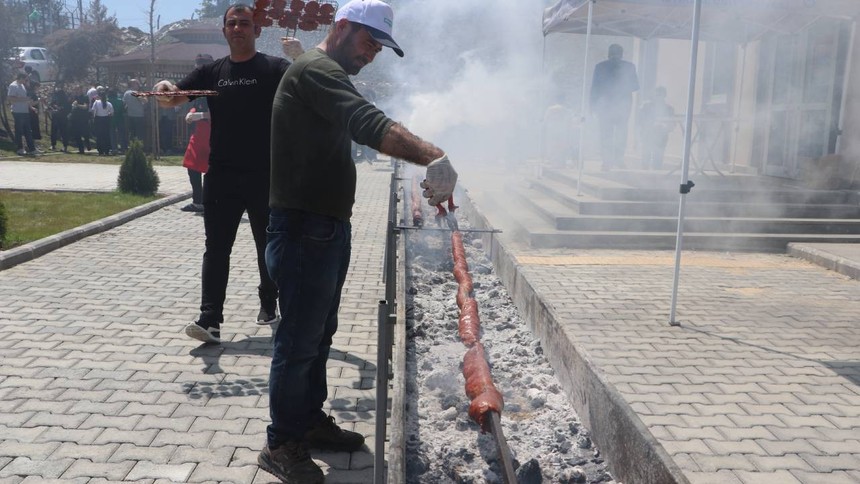 Kahramanmaraş'ta üniversite öğrencileri "İrişkit Festivali"nde kebaba doydu