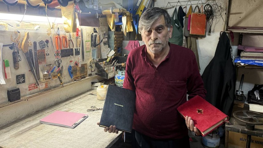 Kaybolmaya yüz tutan meslek: Mücellit... 48 yıldır 10 metrekarede eskimiş kitapları onarıp ciltliyor