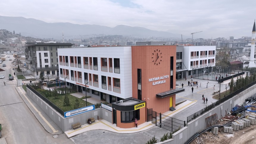 Kahramanmaraş'ta depremde yıkılan Sezai Karakoç İlkokulu, Haydar Aliyev İlkokulu oldu