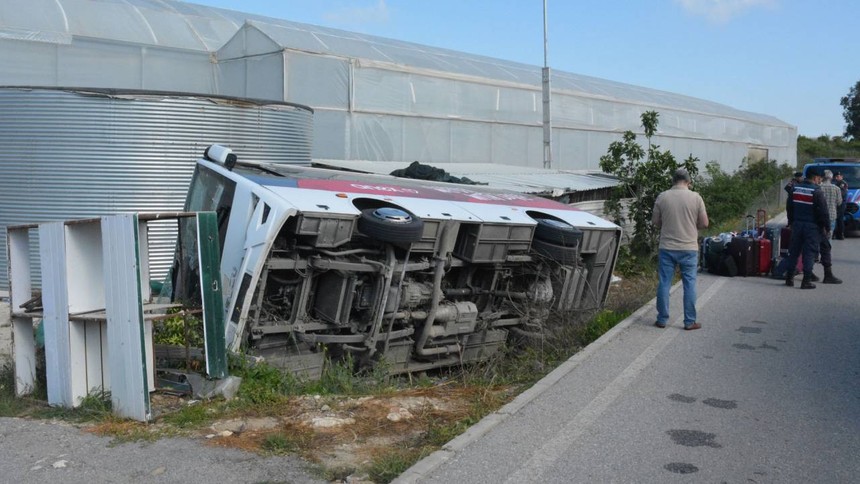 Manavgat'ta tur otobüsü devrildi, 18 Rus turist ve aracın şoförü yaralı
