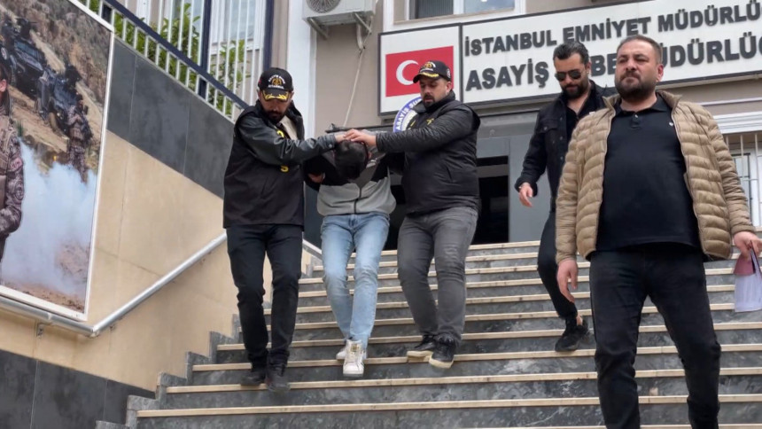 Bağcılar'da market soygunu kamerada! Market çalışanını satırla tehdit edip 80 bin lira gasp etti - Resim : 2