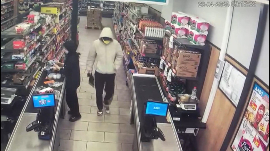 Bağcılar'da market soygunu kamerada! Market çalışanını satırla tehdit edip 80 bin lira gasp etti