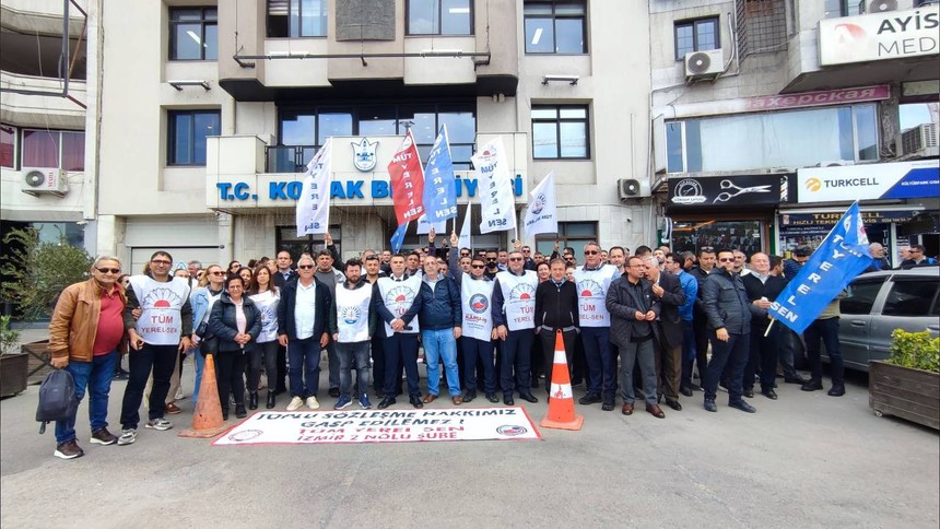 Konak Belediyesinde memurlar iş bıraktı, Başkan Çınarlı aleyhine sloganlar atıldı