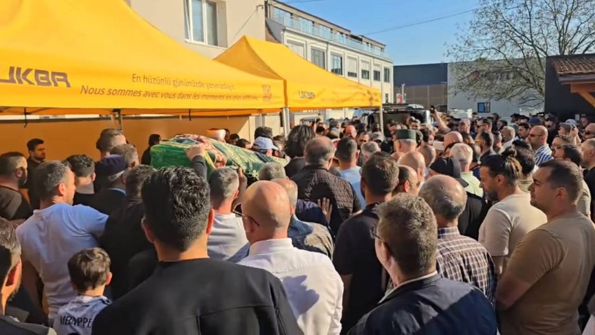 Fransa’da yangında ölen 3 kız kardeş gözyaşları ile karşılandı, Rize’de toprağa verilecekler - Resim : 2