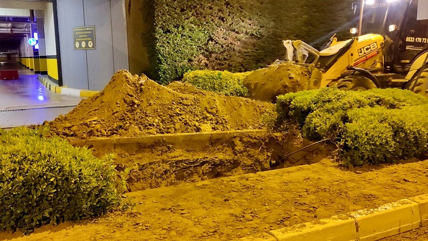 Halkalı'da AVM önünde korkutan doğalgaz sızıntısı! Çalışmalar sırasında yürekler ağza geldi