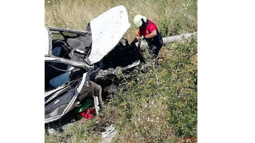 Denizli'de feci kaza! Elektrik direğine çarpan araçta 2 ölü 1 yaralı