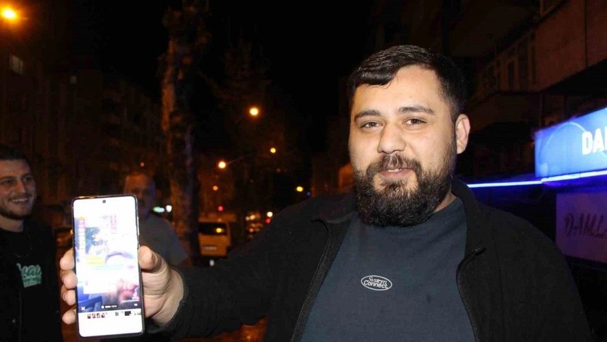 Canlı yayında oyun oynuyordu: Yanı başına yıldırım düştü!