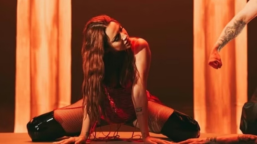 Hadise'den edep eleştirilere sahneden cevap: "Ben buyum! Her zaman böyle şeyler yaşayacağız"