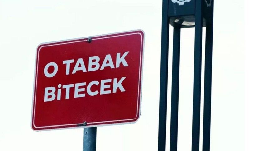 Kocaeli'den annelere özel dokunuş: Trafik levhaları anneler gününde duygulandırdı
