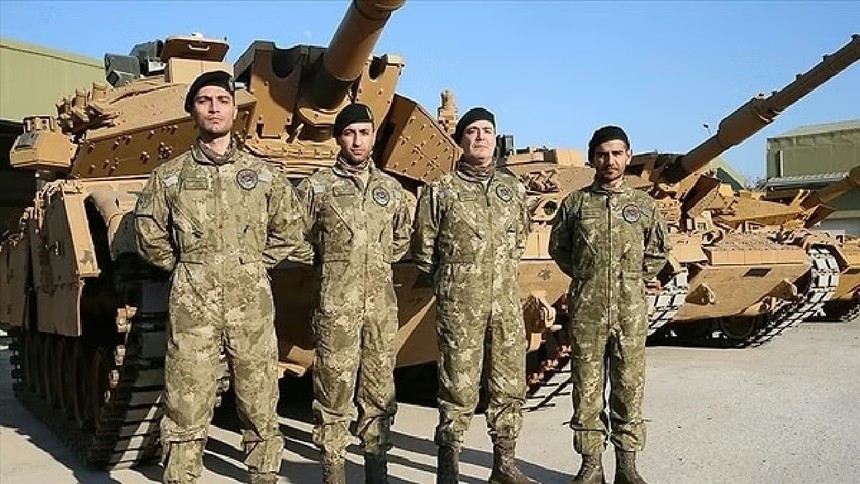 'Dünyanın ilk Tank dizisi' geliyor: İlhan Şen ve Özge Gürel'li 'Siyah Bere'nin afişi ve yayın tarihi belli oldu!