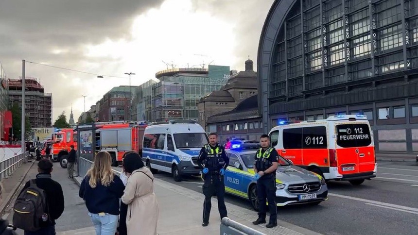 Hamburg Tren İstasyonu'nda bıçaklı kadın dehşeti! 18 kişiyi yaraladı, ortalık kan gölüne döndü
