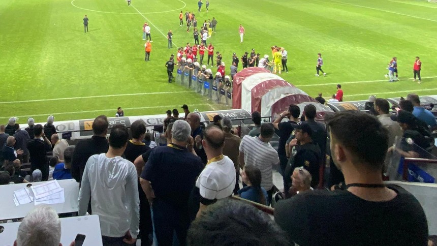 2. Lig maçında büyük olay: Hakemler sahayı terk etti!
