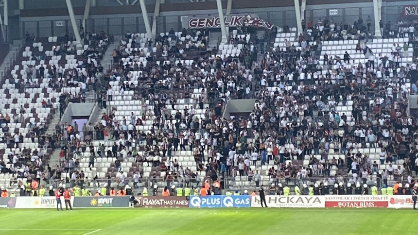 2. Lig maçında büyük olay: Hakemler sahayı terk etti! - Resim : 2