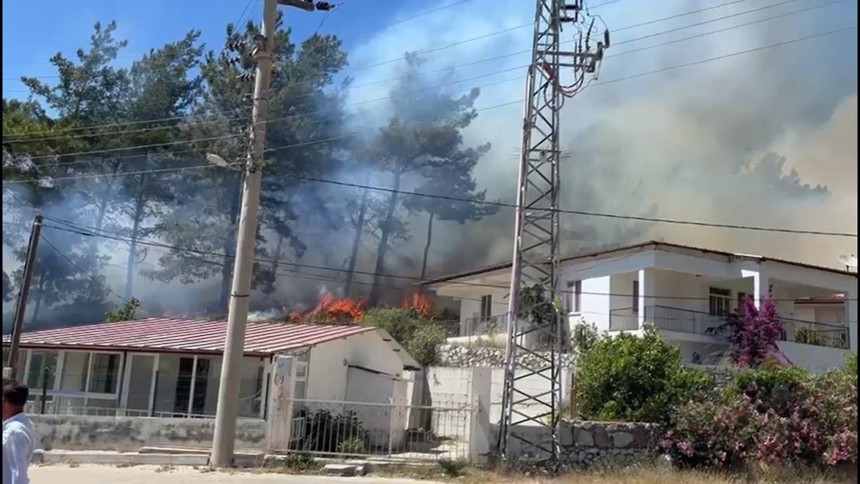 Marmaris'te orman yangını! Alevlere havadan ve karadan müdahale edildi
