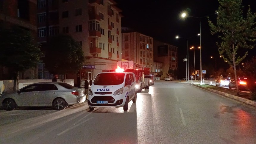 Çorum'da genç kızın intihar girişimini müzakereci polis engelledi: Ne olur bak, bu şekilde çözülmez - Resim : 2