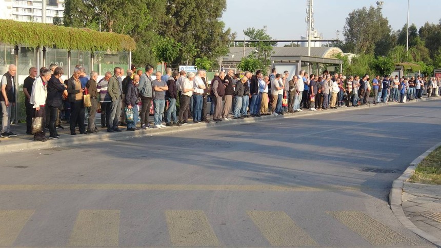 İzmir'de 23 bin işçi grevde: Otobüs duraklarında metrelerce kuyruk oluştu