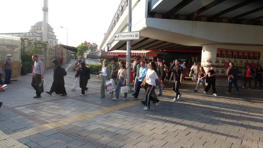 İzmir'de 23 bin işçi grevde: Otobüs duraklarında metrelerce kuyruk oluştu - Resim : 2