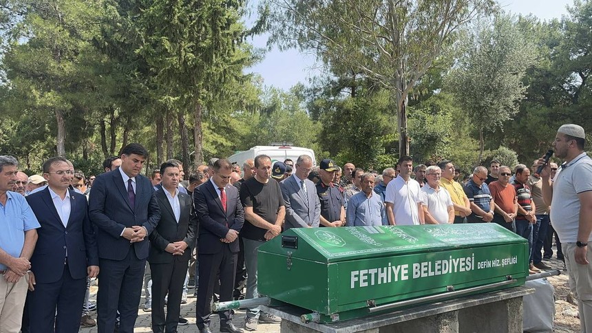 Deprem anında panik atak geçirip can veren 14 yaşındaki Fethiyeli Afranur için hüzünlü tören