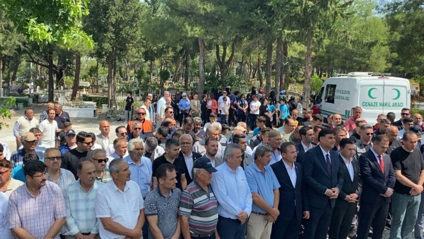 Deprem anında panik atak geçirip can veren 14 yaşındaki Fethiyeli Afranur için hüzünlü tören - Resim : 2