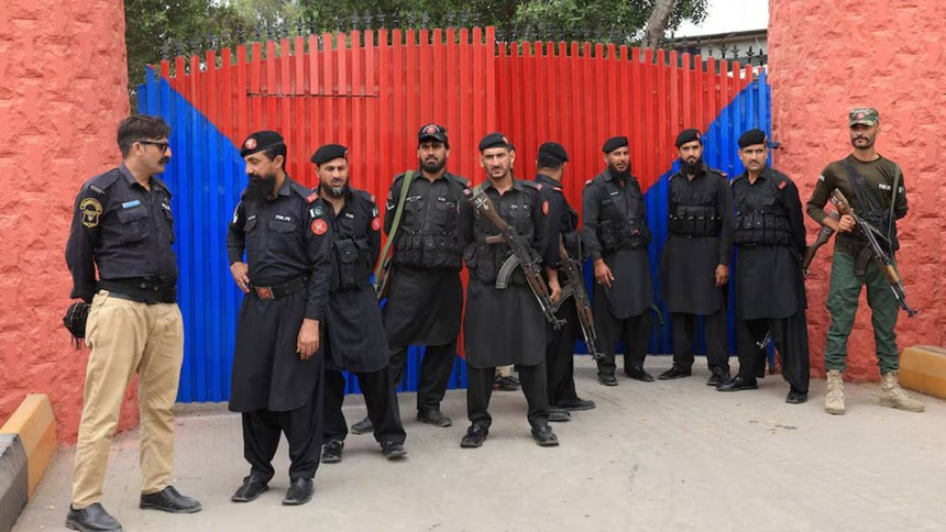 Pakistan’da deprem tahliyesinde kargaşadan yararlanan 216 mahkum hapishaneden firar etti