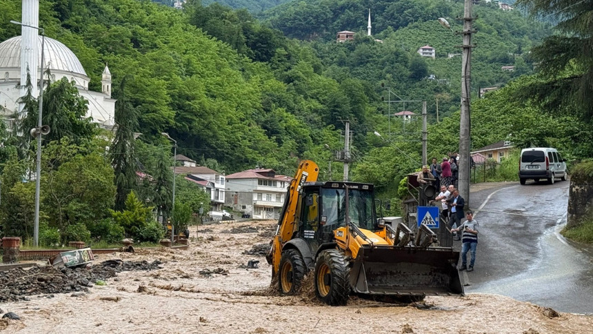Trabzon'da sağanak etkili oldu! Kaybolan şahsı arama çalışmaları sürüyor - Resim : 2