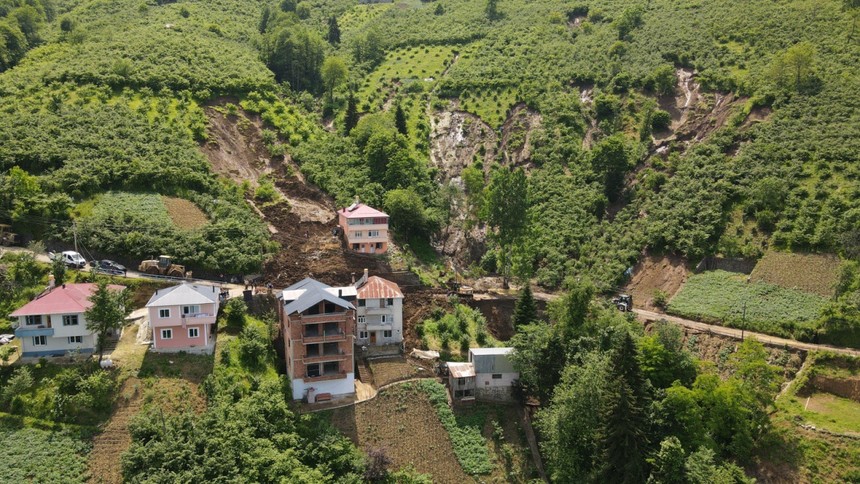 Trabzon'da sel sonrası heyelan alarmı! 3 katlı bina tahliye edildi