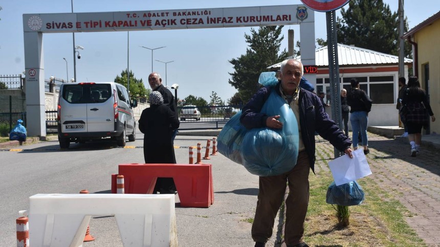Cezaevlerinde tahliyeler başladı, açık görüş Bayram sevincine döndü