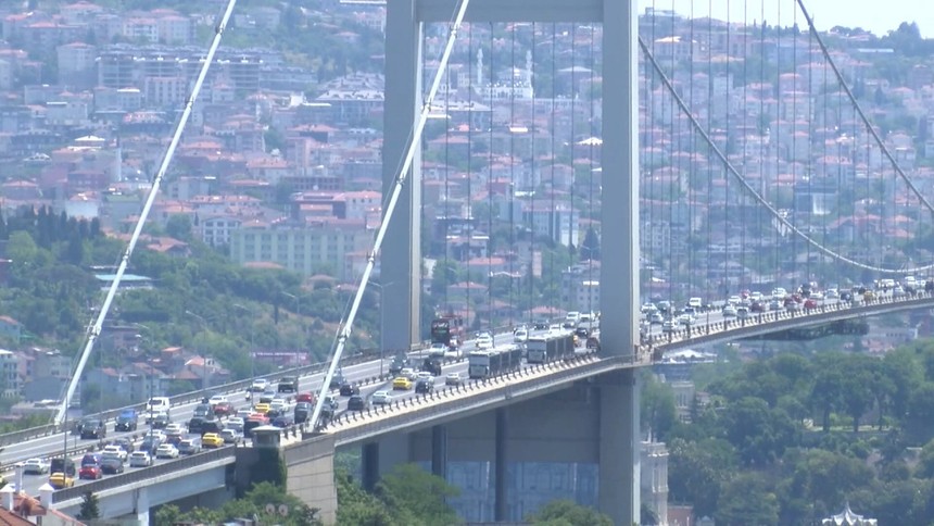15 Temmuz Şehitleri Köprüsü'nde intihar girişimi! Taksiciye silah çekip, korkuluklara koşmuş