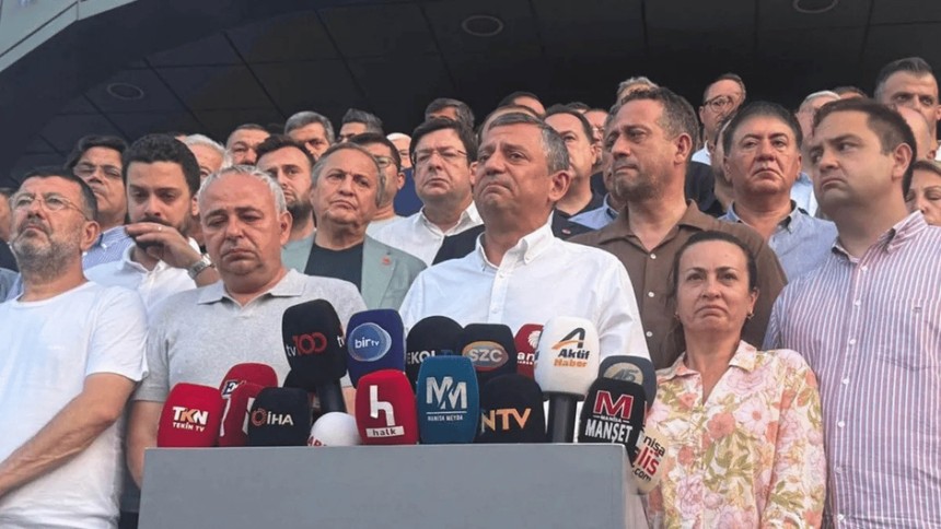 Özgür Özel, Ferdi Zeyrek'in cenaze programını gözyaşlarıyla açıkladı - Resim : 2