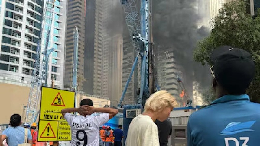 Dubai'de büyük yangın: 67 katlı gökdelen ateş topuna döndü! - Resim : 2