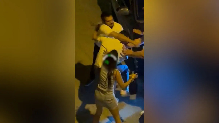 İzmir'de polise ve jandarmaya hakaret eden şahsa meydan dayağı