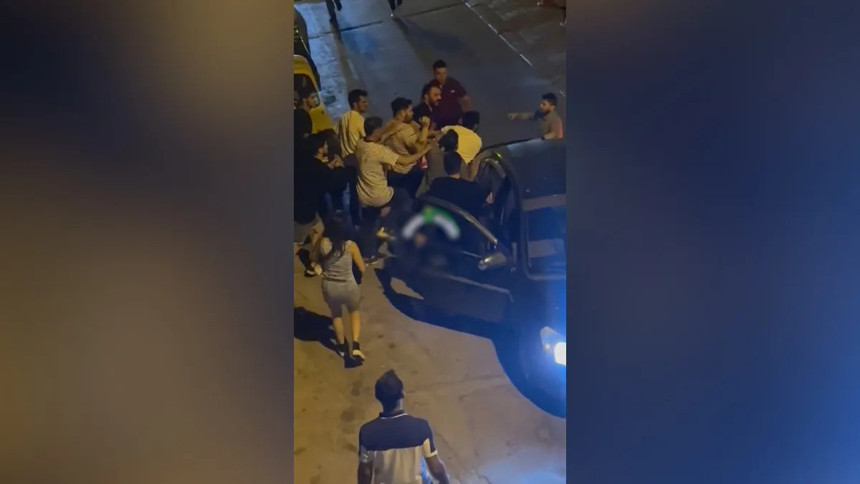 İzmir'de polise ve jandarmaya hakaret eden şahsa meydan dayağı - Resim : 2