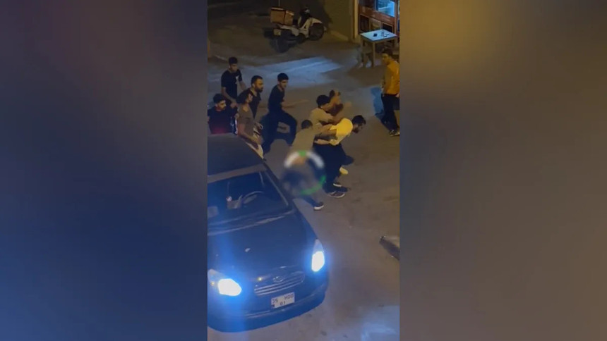 İzmir'de polise ve jandarmaya hakaret eden şahsa meydan dayağı - Resim : 3