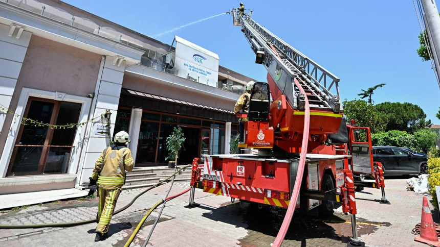 Üsküdar'da sosyal tesis yangını! Paşalimanı Caddesi'nde dumandan göz gözü görmedi