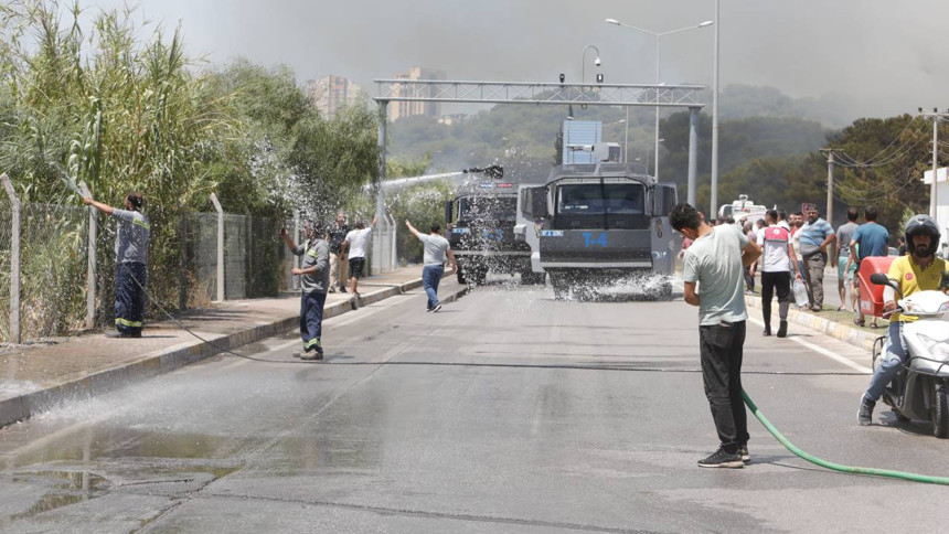 Ülke alenen kundaklanıyor! Antalya'da yangın şehrin göbeğinde başladı, 3.5 saatte kontrol altında - Resim : 4