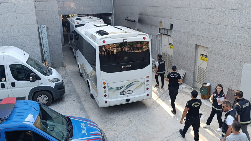 Manavgat Belediye Başkanı Niyazi Nefi Kara ve Yardımcısı Mehmet Engin Tüter ‘Rüşvet' soruşturmasından tutuklandı - Resim : 2