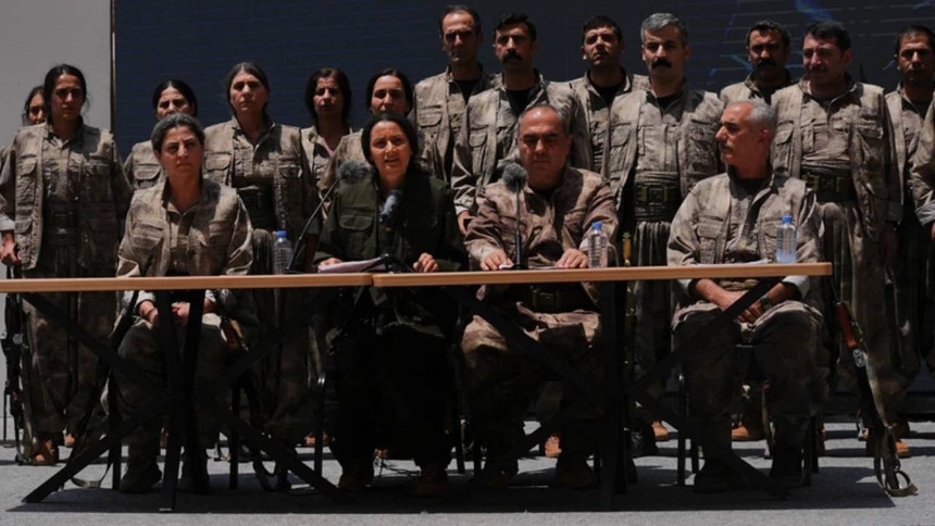 İşte PKK'nın silah bırakma görüntüleri... Mağaradan çıktıkları anlar yayınlandı