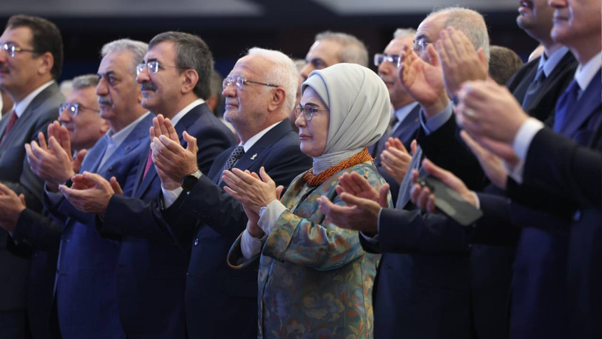 Emine Erdoğan'ın duygulandığını gören Cumhurbaşkanı Erdoğan, sahneden indikten sonra eşine sarıldı