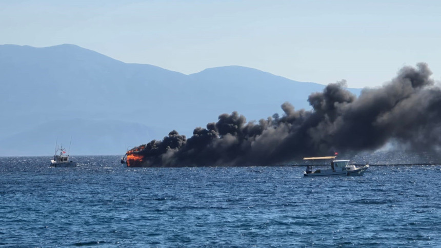 Çeşme'de milyonluk yat alev alev yandı, söndürme çalışmaları sırasında battı