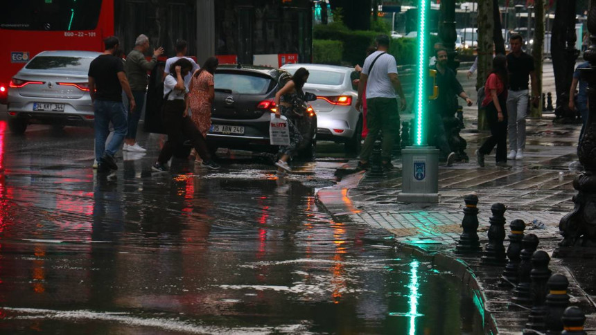 Vatandaş selde perişan! Ankara'da hasarın boyutu gün ağarınca ortaya çıktı