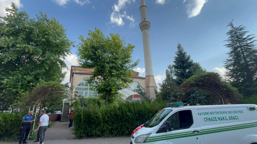 Kayseri'de bir camide tüyler ürperten cinayet! Namaz kılan adamı boğazını keserek öldürdü - Resim : 2