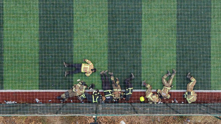 Bursa'daki yangın için 12 saat boyunca canla başla çalışan yangın kahramanlarımız halı sahada böyle dinlendi