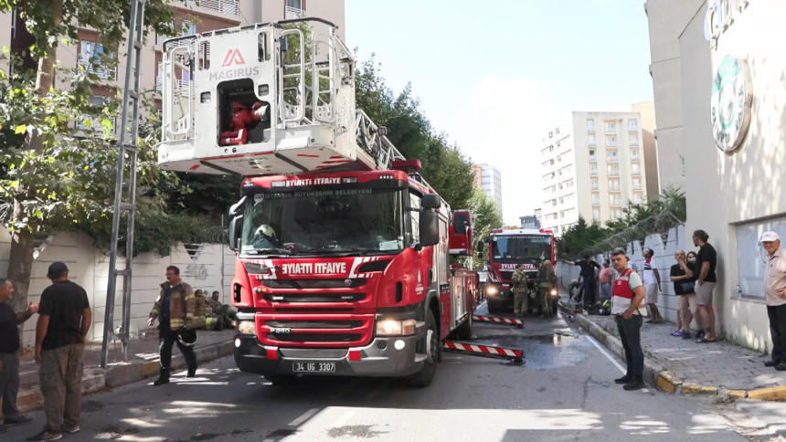 Bağcılar'da 15 katlı binada yangın! Vatandaşlar tahliye ediliyor