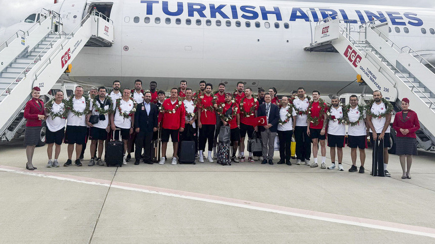 Avrupa 2'ncisi 12 Dev Adam'a yurda dönüş uçağında pasta jesti! - Resim : 2