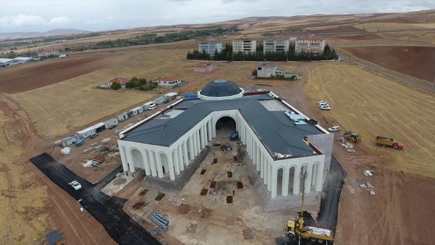 Sabahat Akkiraz MHP'ye terör örgütü diyerek Bahçeli’nin yaptırdığı cemevini hedef aldı