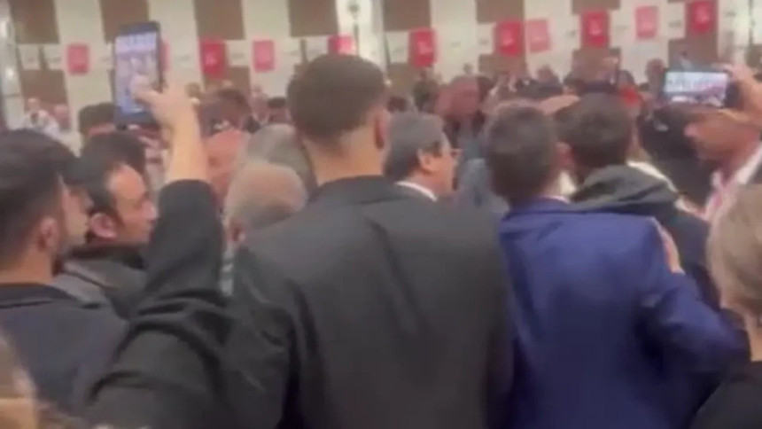 CHP Afyonkarahisar kongresinde arbede: İki grup birbirine girdi!
