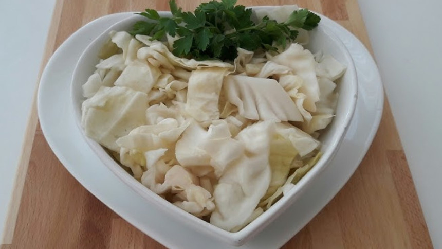 Lahana turşusu yaparken kavanozun dibine 1 avuç dökün… Daha hızlı ve lezzetli salamura oluyor